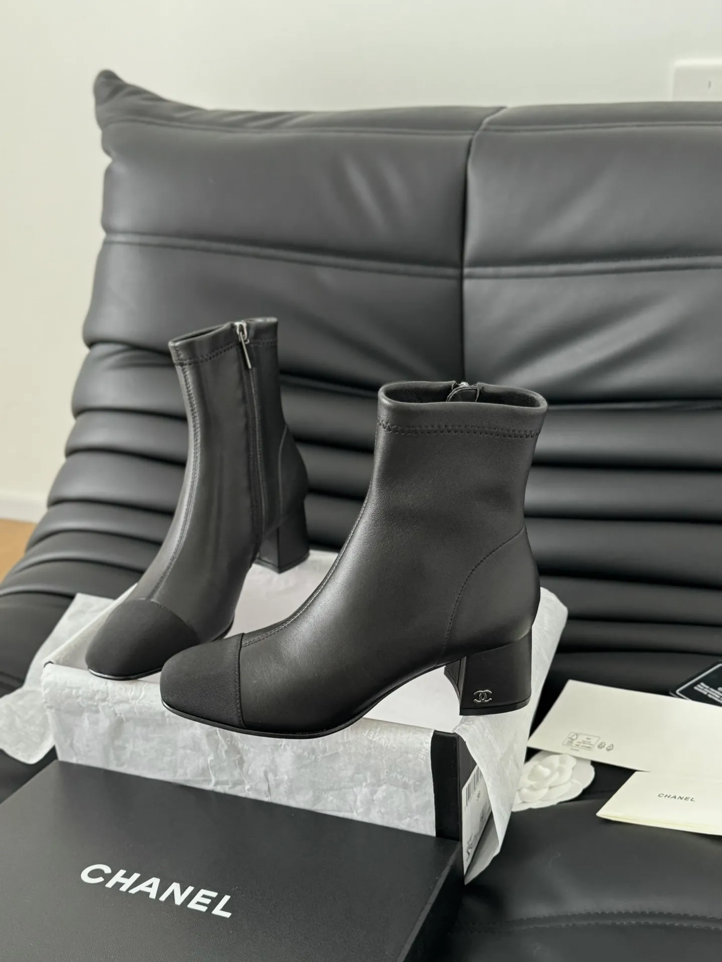 👟👟Ex-factory price 600👟👟 Purchasing-grade Chanel classic new elastic boots series! The leather texture is super good, and the upper is delicate ~ Calfskin upper, sheepskin lining, original outsole! Size:35-39 Other sizes are determined